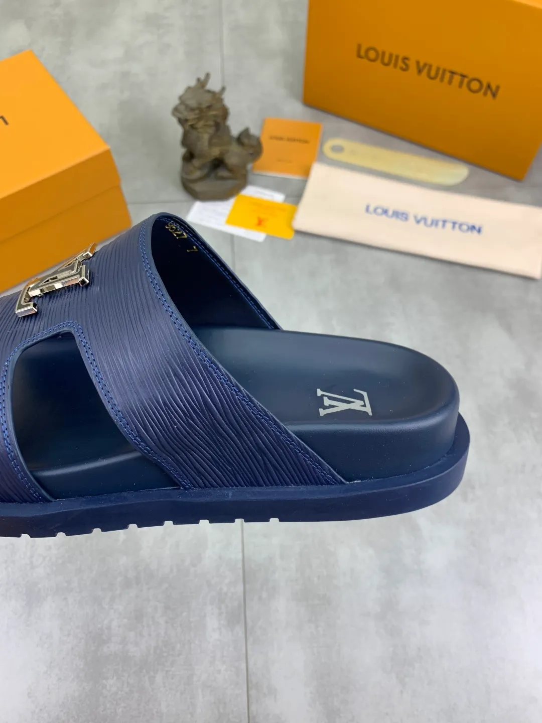 Men's shoes 💰P300💰【New style】🆘 Original quality 【LOUIS VUITTON】The popular Louis Vuitton LV men's slippers on the official website are on sale simultaneously! Original fabric imported from Italy, original factory special supply, code number: 38-44 (45 customized), many colors available